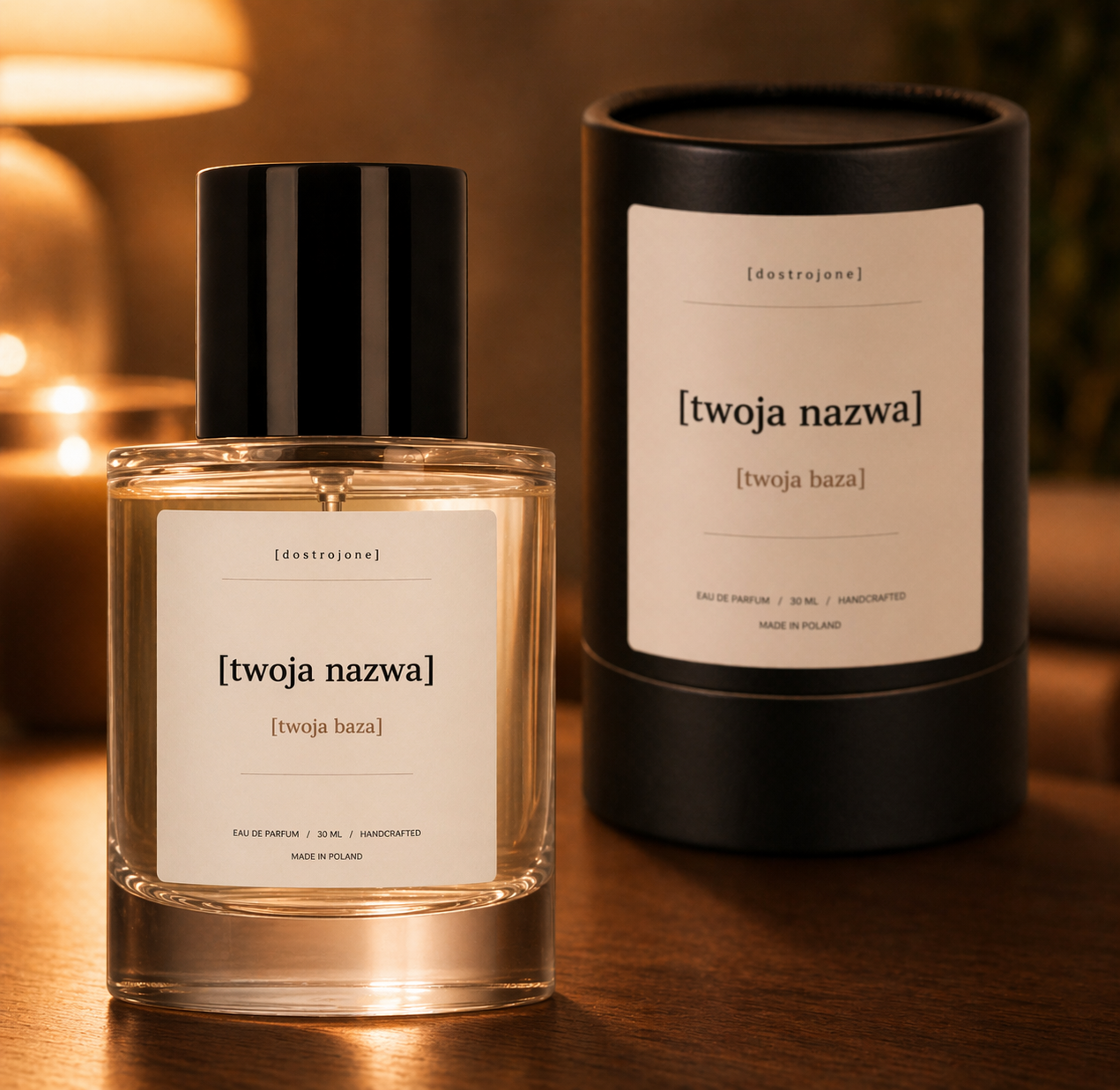Wysoki kwadratowy flakon perfum [dostrojone] obok czarnego pudełka